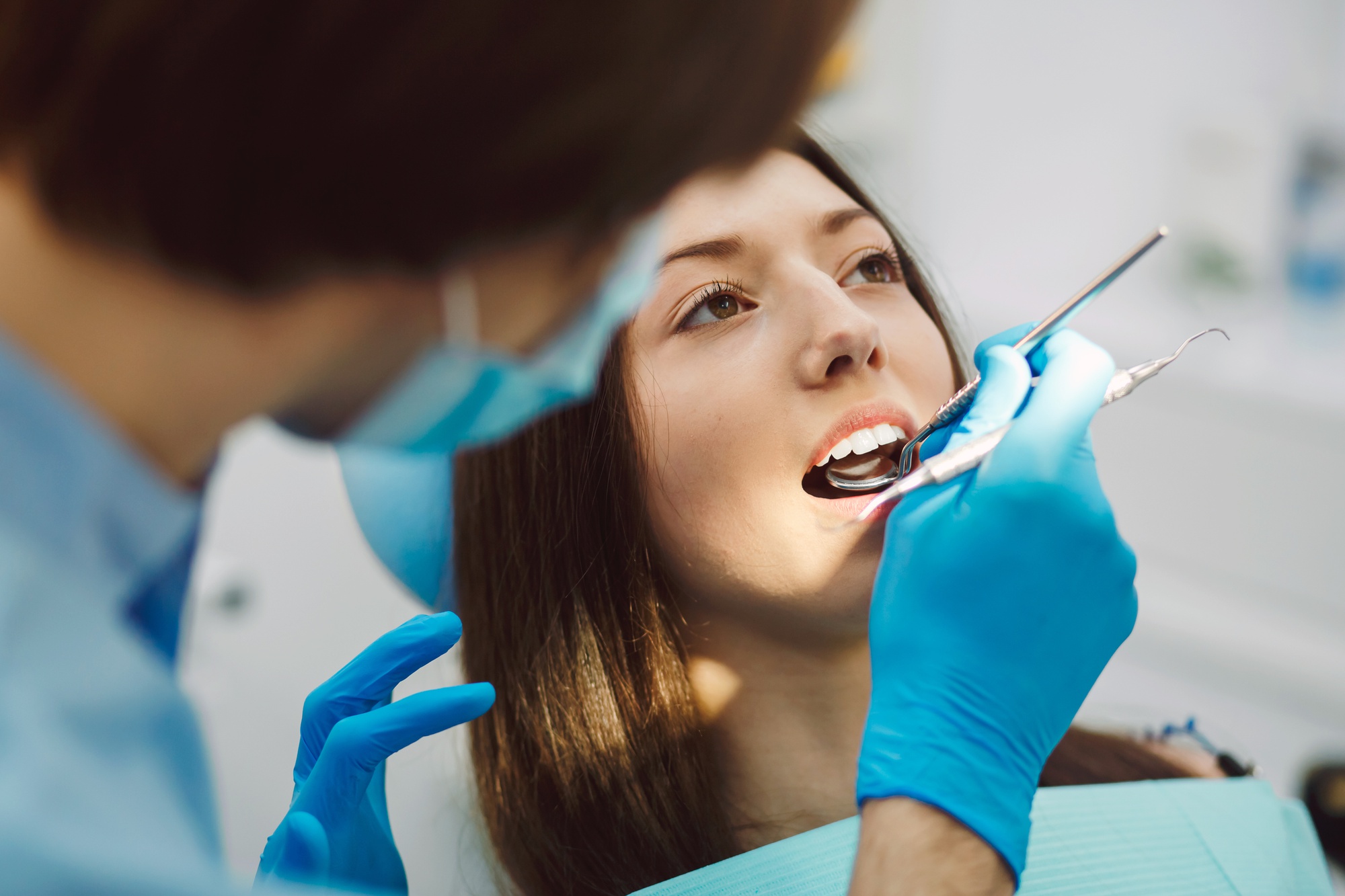 inspection-teeth-woman-with-help-mirror